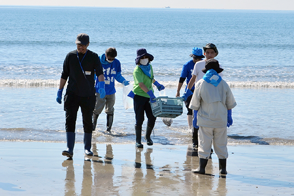 海で洗った海藻をカゴに入れて浜まで運ぶ