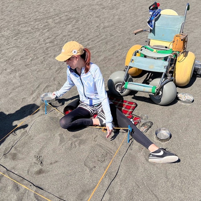 砂浜専用の車いすでビーチクリーンする有本さん