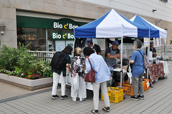 店先にはパンと野菜を求め、多くの人が訪れた