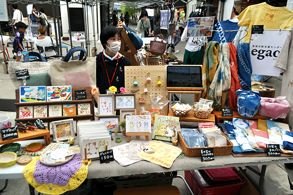 時折、強風が吹いていたが会場には多くの人が足を止めた